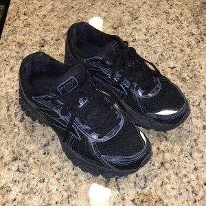 brooks shoes all black